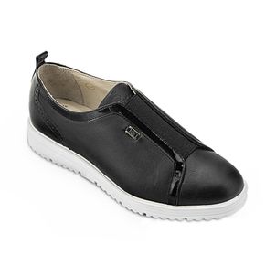 Zapato-casual-con-acabado-de-charol-color-negro